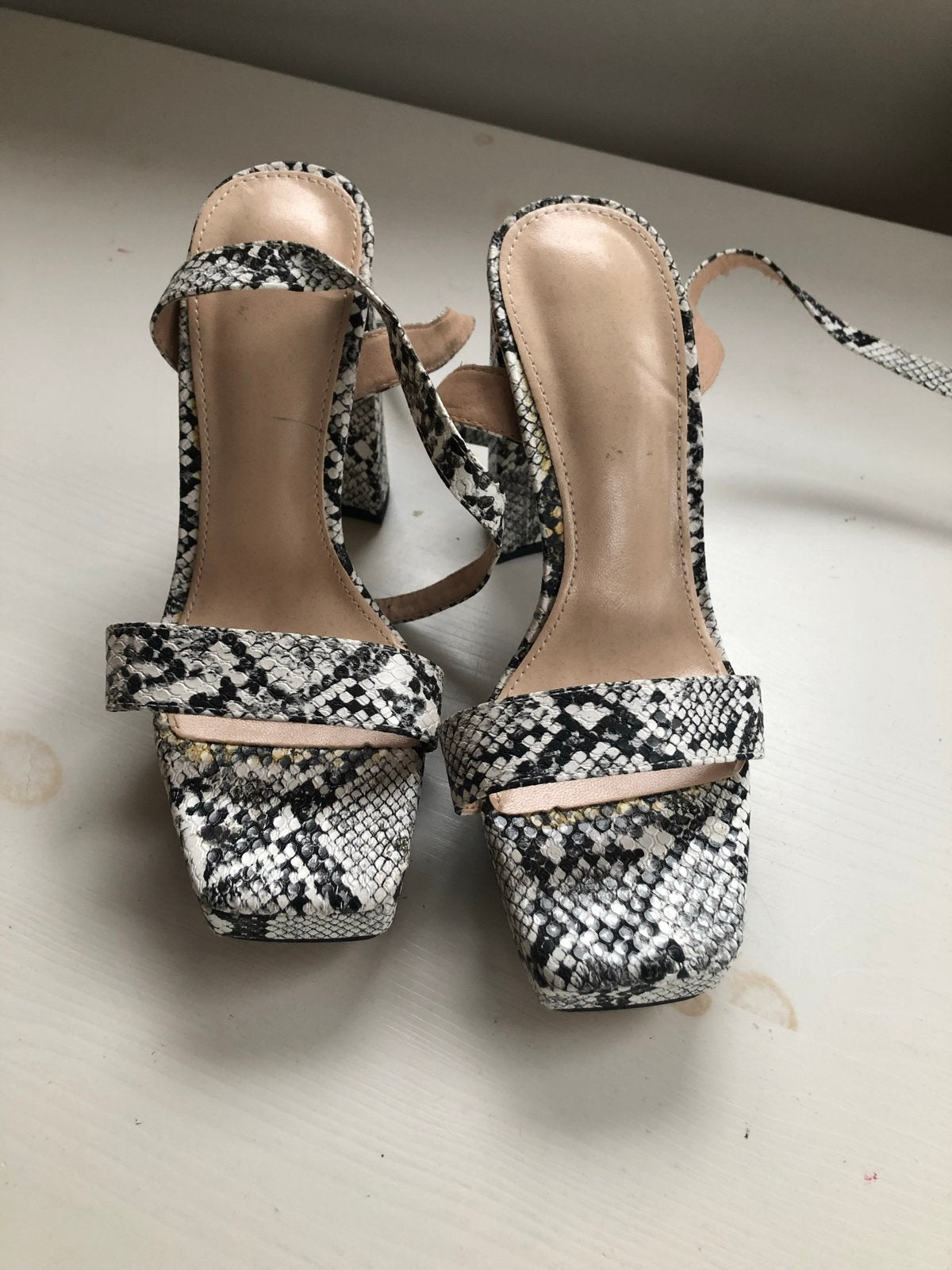 Zwart-witte slangenprint sandalen met blokhak, Ophalen of Verzenden, Gedragen, Zwart, Sandalen of Muiltjes
