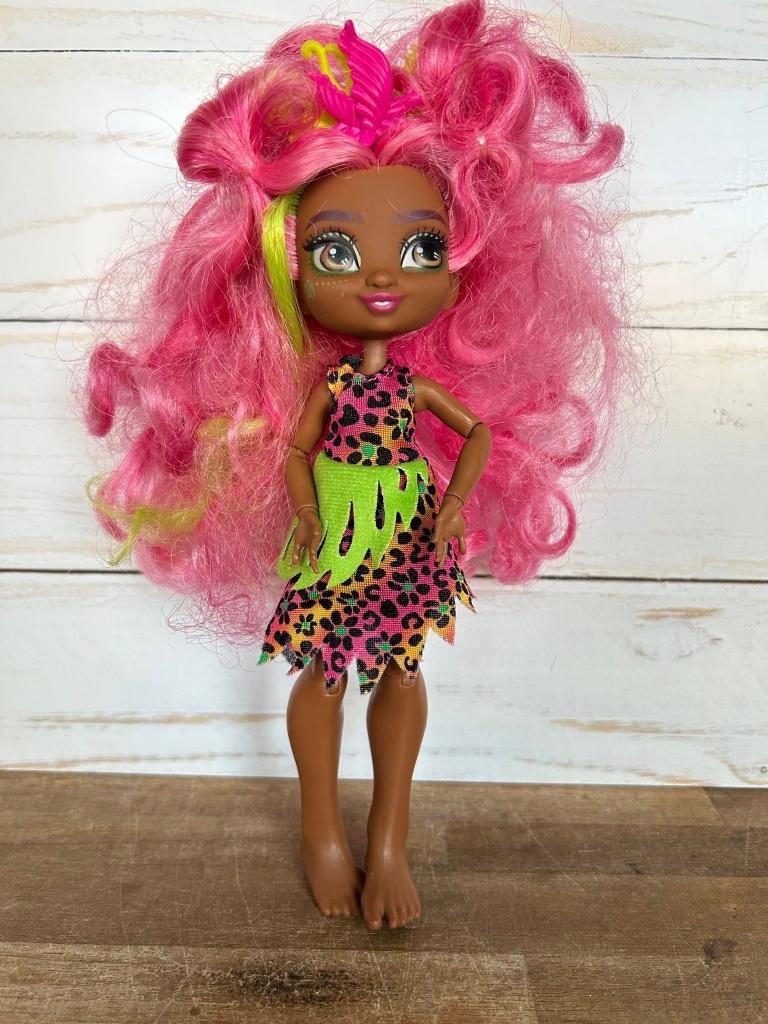 Mattel Cave Club Fernessa pop - Felroze haar & neon jurk, Kinderen en Baby's, Speelgoed | Poppen, Ophalen of Verzenden, Gebruikt