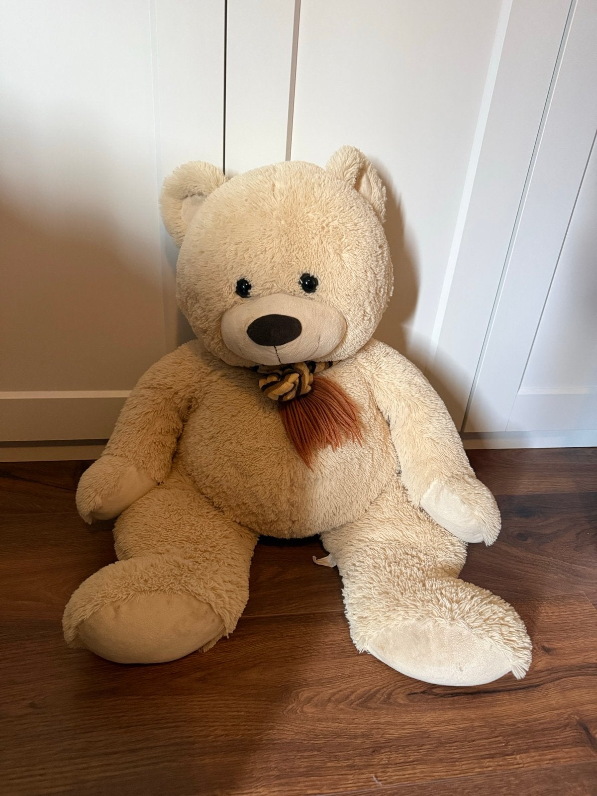Grote beige teddybeer, zacht en knuffelbaar, Ophalen, Gebruikt, Beer, Met kleding of accessoire