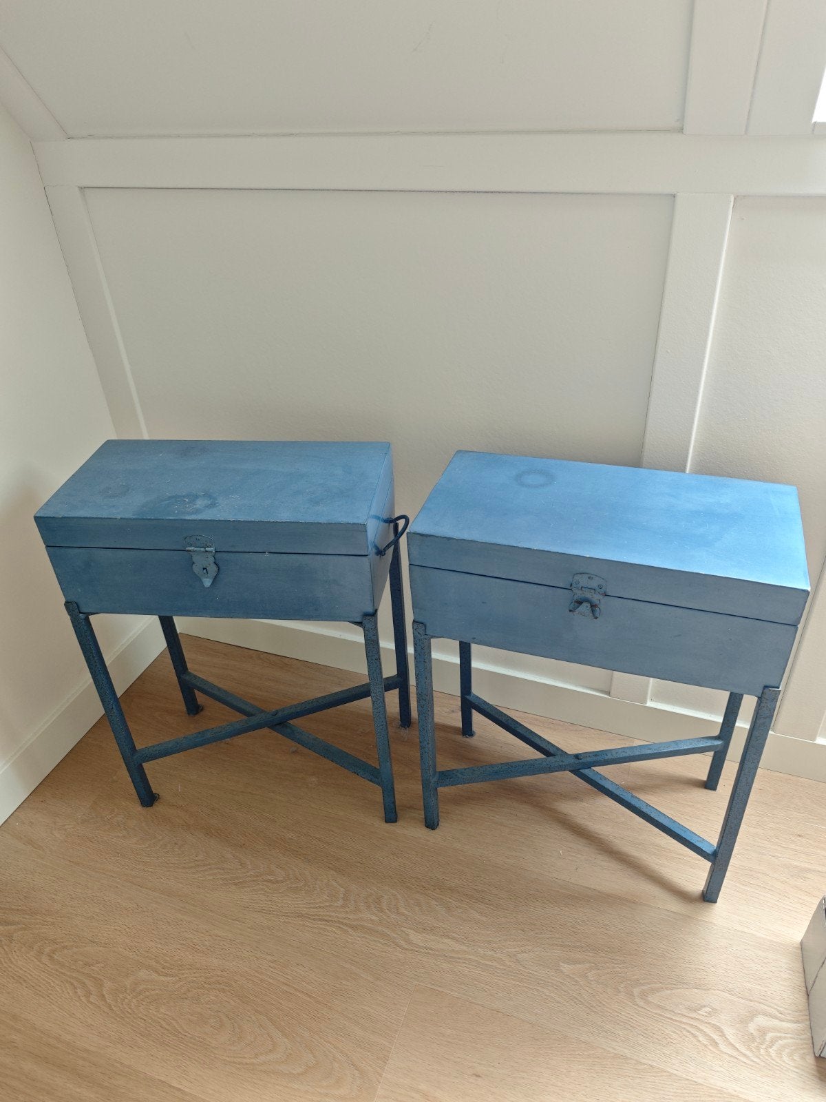 Set van 2 blauwe bijzettafels/nachtkastjes, Ophalen, Gebruikt, 45 tot 65 cm, 55 tot 70 cm