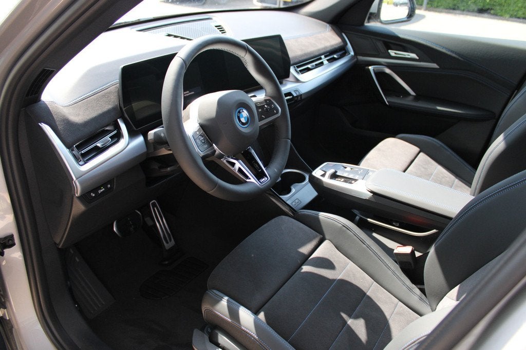 BMW iX1 eDrive20 M Sport / Trekhaak / Sportstoelen / Achteru, Auto's, BMW, Zwart, Nieuw, SUV of Terreinwagen, Zilver of Grijs