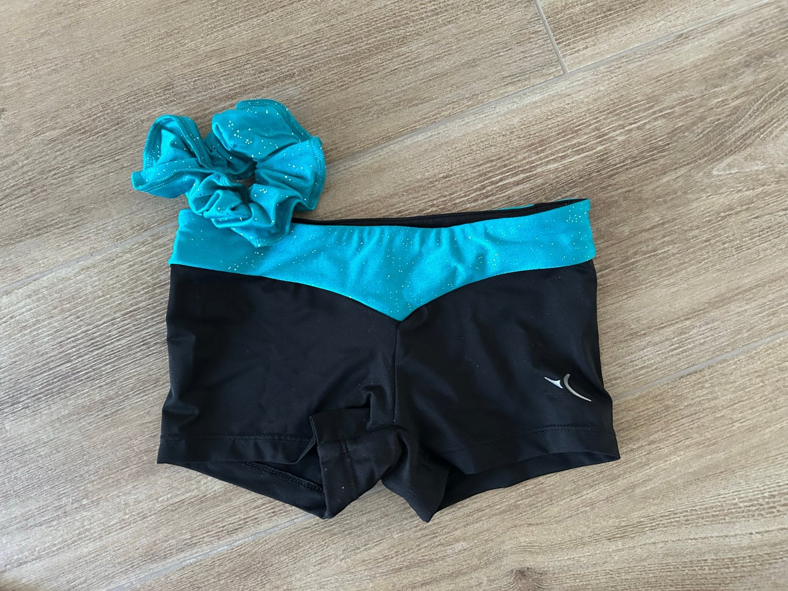 Zwarte sportbroek met turquoise band en scrunchie, Sport en Fitness, Zwart, Zo goed als nieuw, Turnpak(je), Kindermaat 122 t/m 140