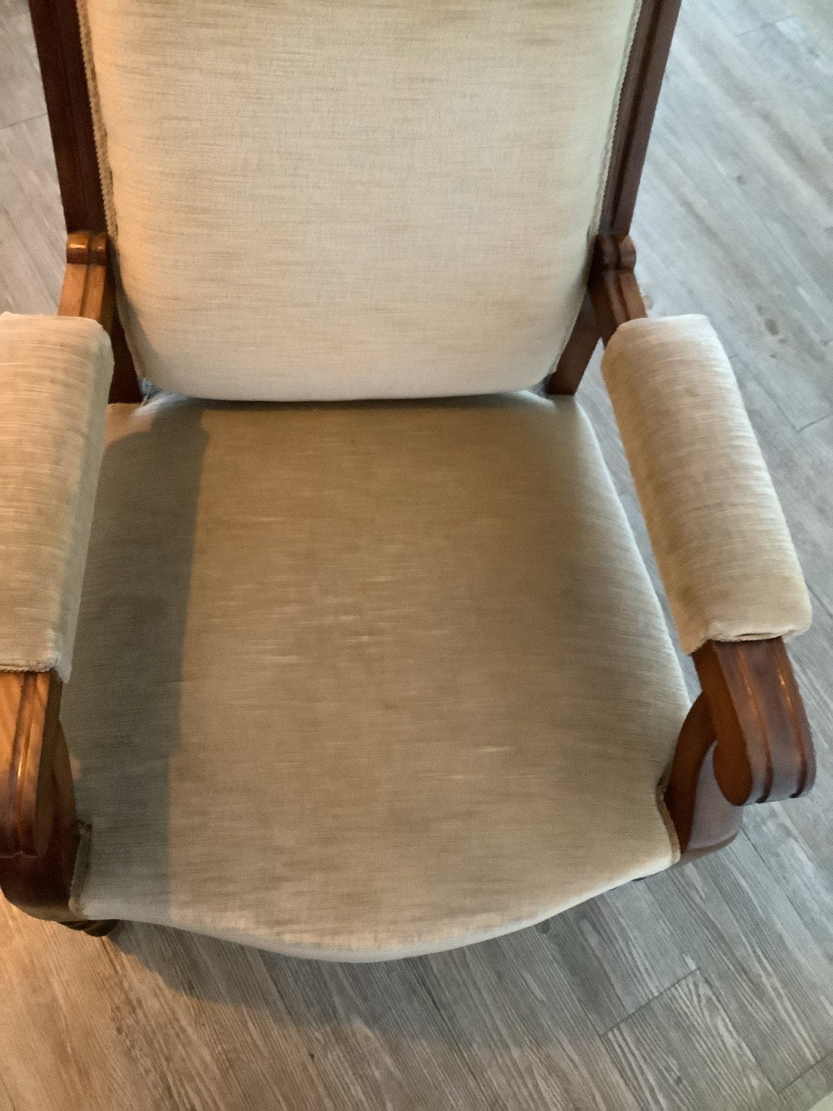 Antieke fauteuil met houten frame en stoffen bekleding, Ophalen