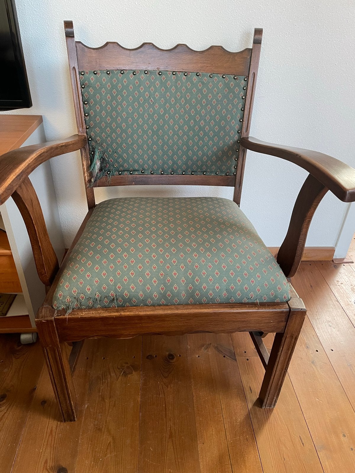Antieke houten stoel met armleuningen, Ophalen