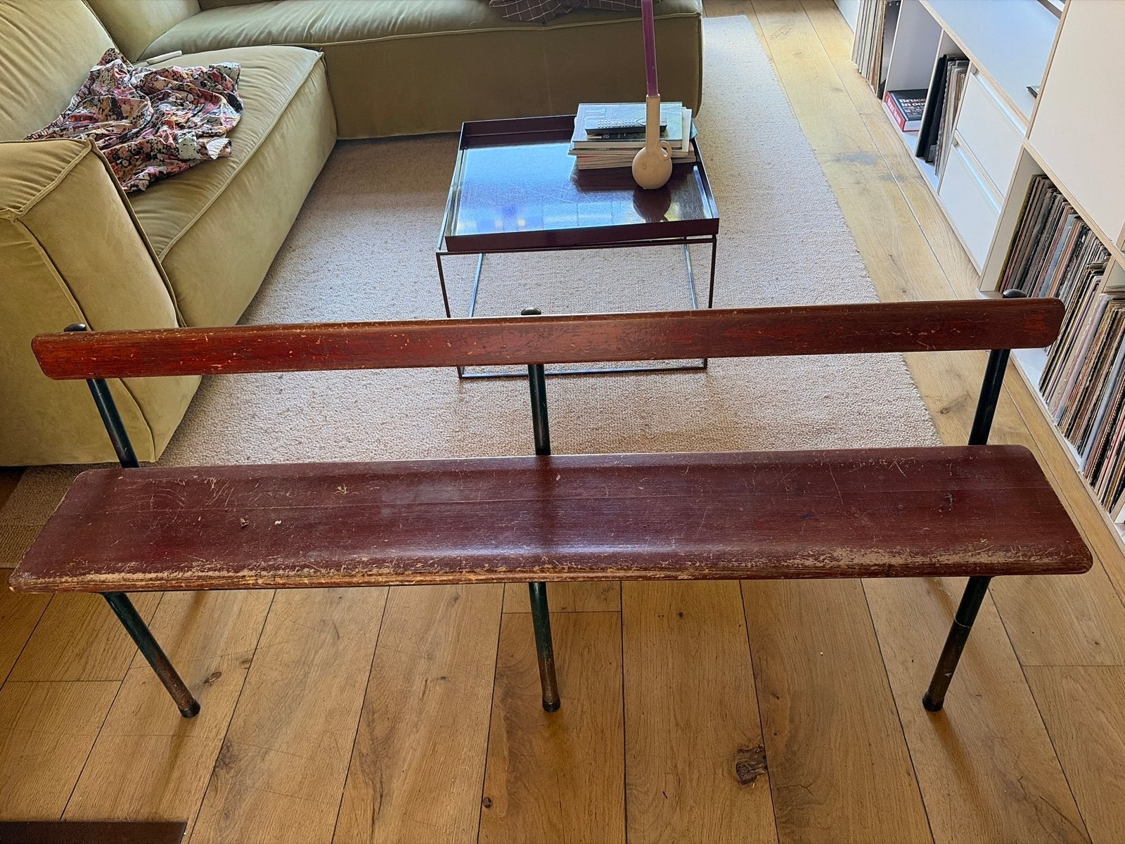 Vintage houten schoolbankje met metalen poten, Ophalen