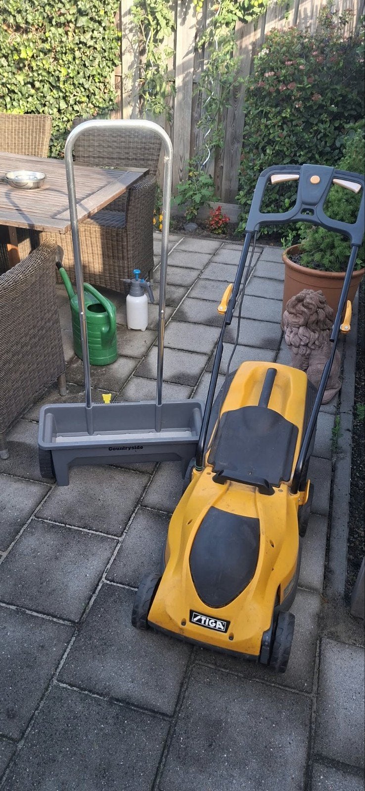 Stiga elektrische grasmaaier met strooiwagen, Ophalen, Cirkelmaaier, Gebruikt, Elektrische grasmaaier