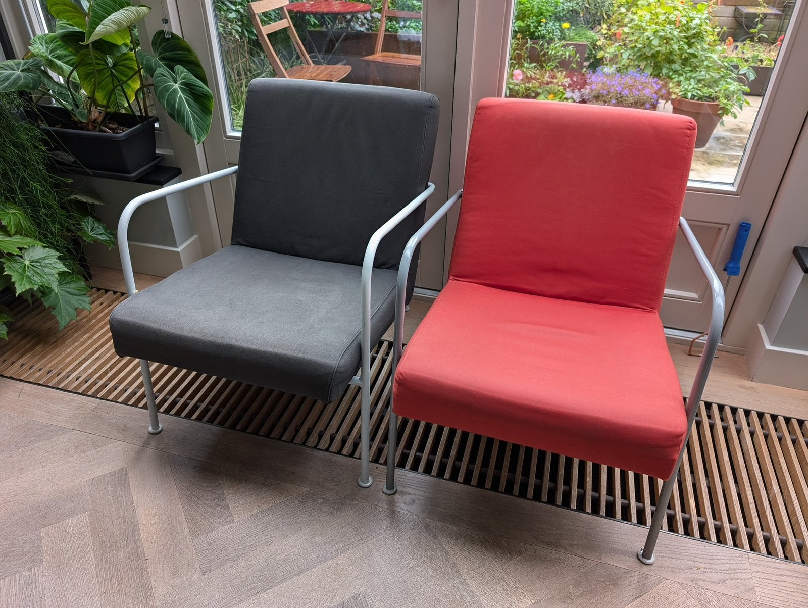 Twee stoelen - vintage - rood zwart, Ophalen, Gebruikt, Twee, Zwart