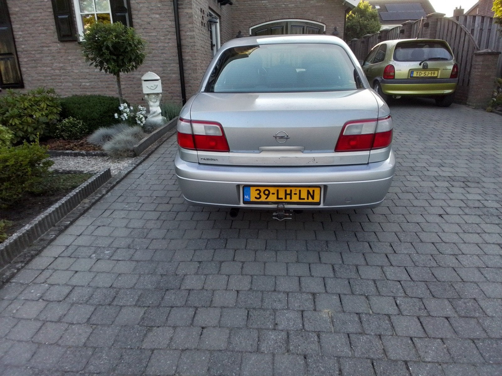 Opel Omega 2.2 I 16V SDN 2003 Grijs, Auto's, Omega, Achterwielaandrijving, Zwart, 4 cilinders