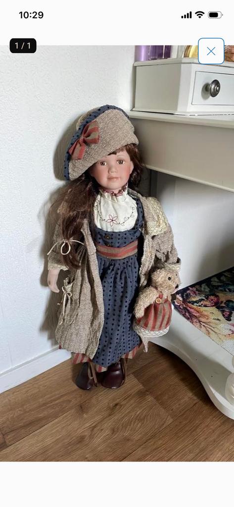 Oude porseleinen pop shertogenbosch, Verzamelen, Poppen, Ophalen of Verzenden, Zo goed als nieuw, Pop