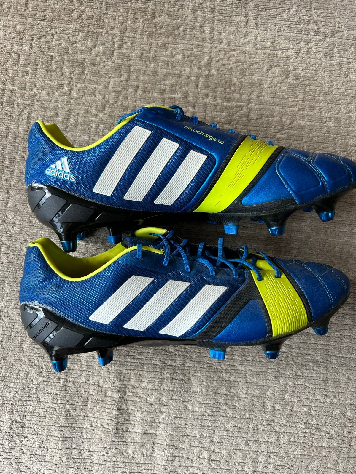 Nieuwe Adidas voetbalschoenen met stalen noppen - Maat 43 1/, Ophalen of Verzenden, Nieuw, Schoenen