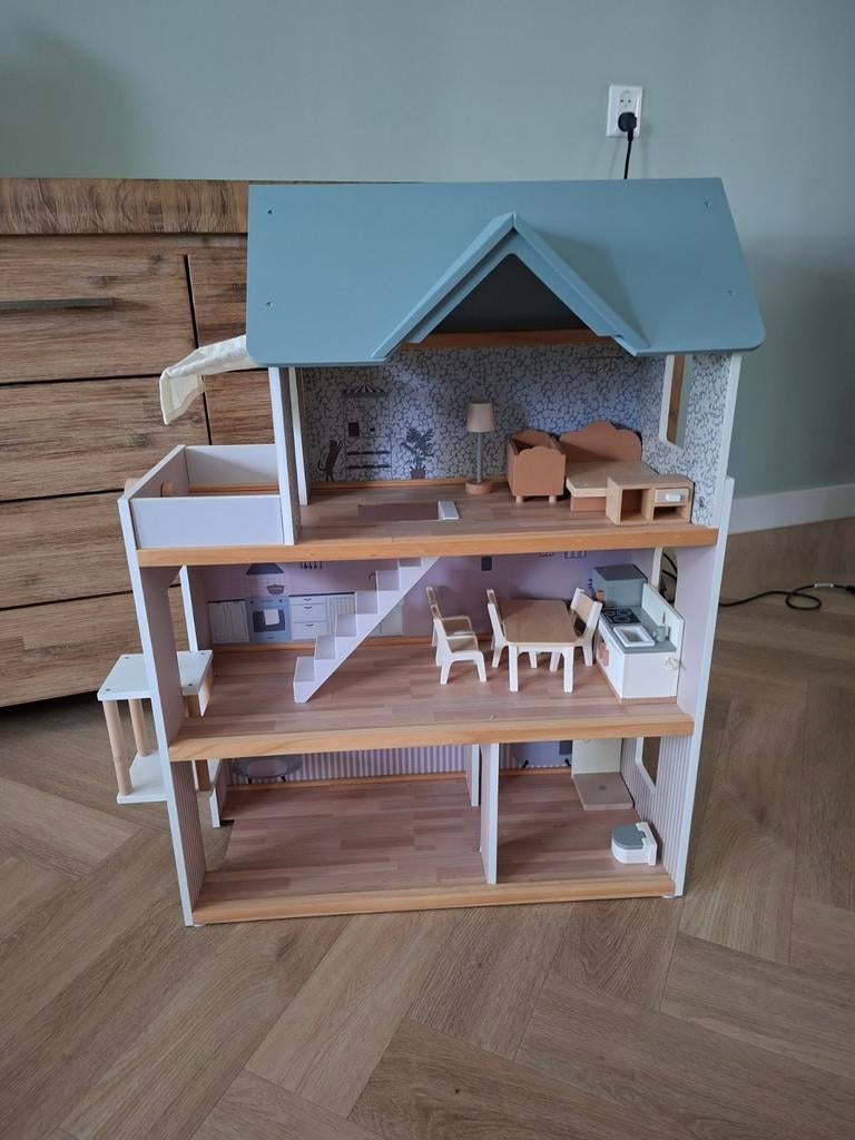 Mooi poppenhuis met meubels, Ophalen, Zo goed als nieuw, Poppenhuis