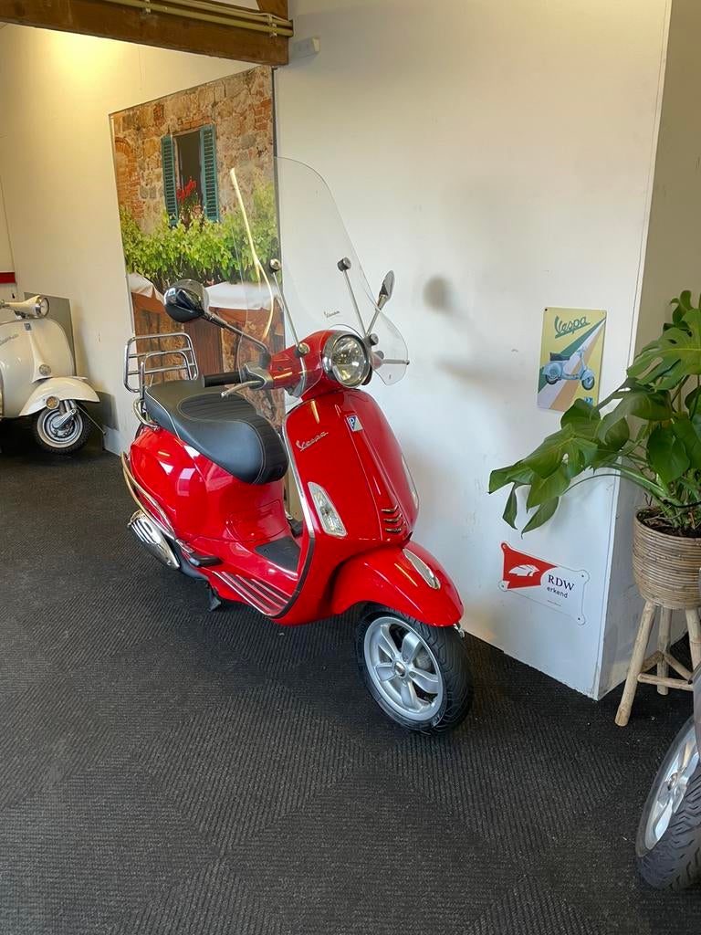 Vespa Primavera 50 4T // 2017 // Rood // Brom 45 KM, Fietsen en Brommers, Scooters | Vespa, Zo goed als nieuw, Overige modellen