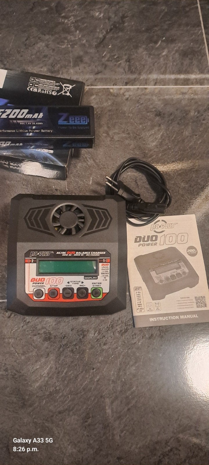 nieuwe set  duo power 100 oplader + 2 nieuwe accu zeee 5200, Ophalen of Verzenden, Nieuw, Overige schalen, Onderdeel