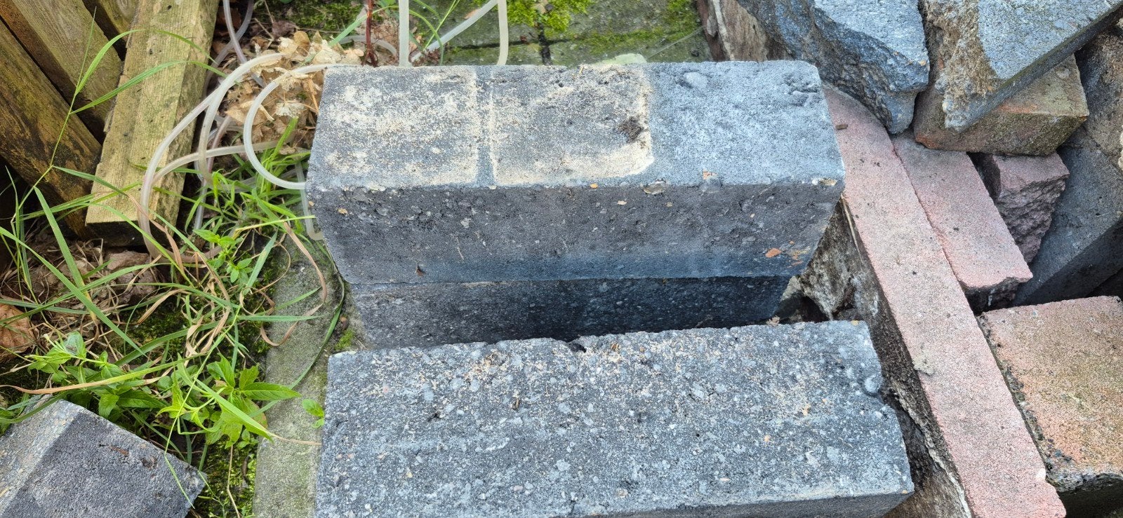 Gratis 4 borderblokken 30x10x10, Ophalen, Minder dan 100 cm