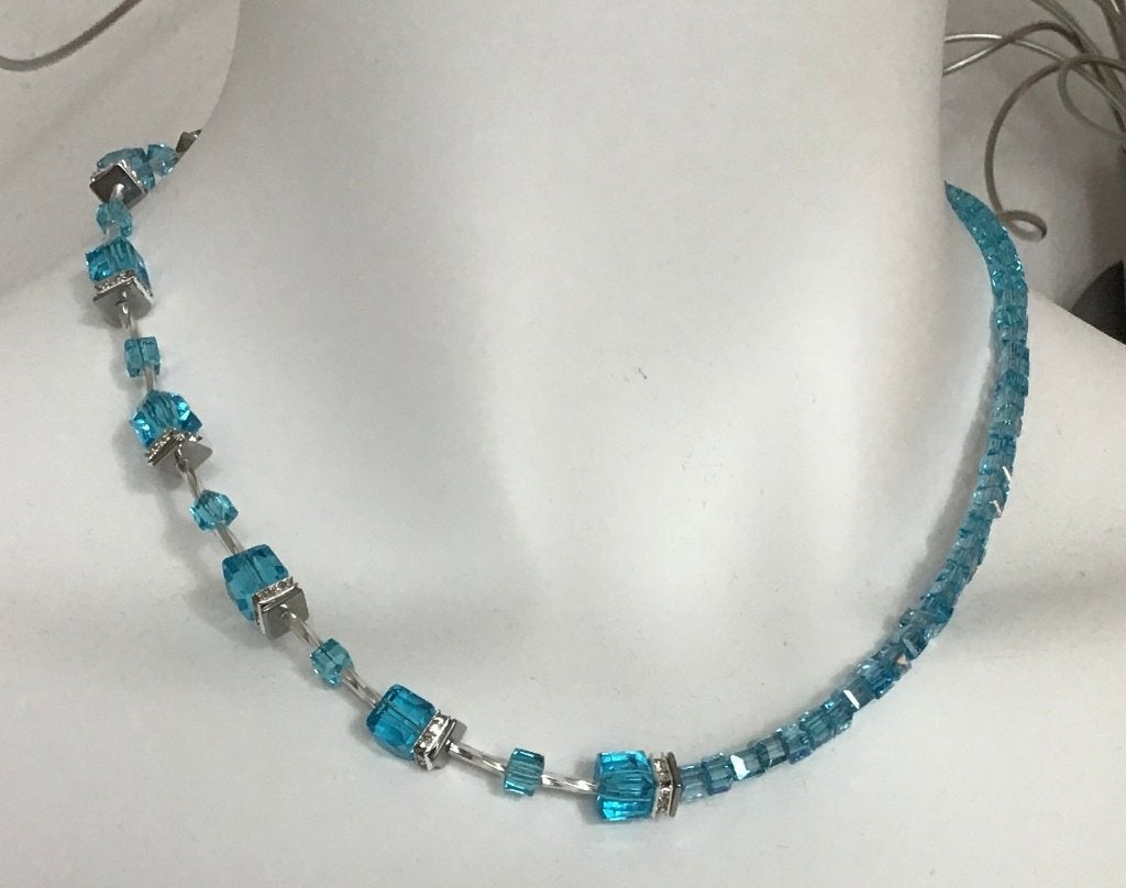 Exclusieve ketting met blauwe transparant kristal, Nieuw, Verstelbaar, Steen of Mineraal, Verzenden