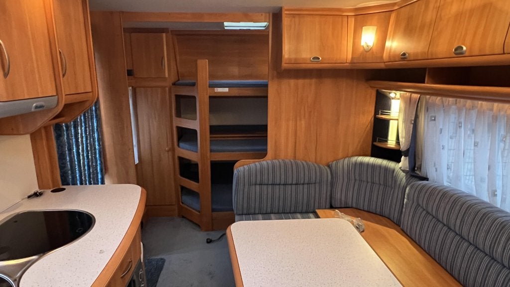 Hobby De luxe Easy 560 KMFE bouwjaar 2005 met voortent, Caravans en Kamperen, Rondzit, Bedrijf, Meer dan 6, 5 tot 6 meter