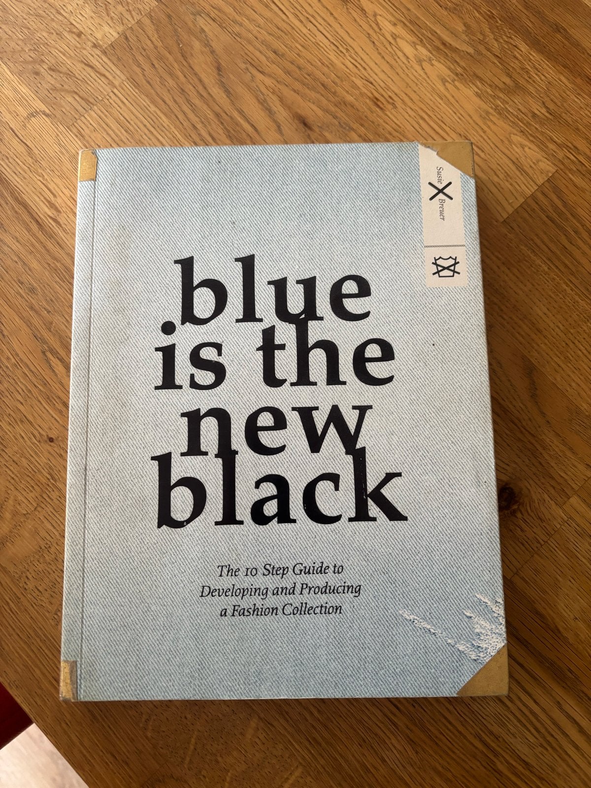 Boek: Blue is the New Black - Fashion Collectie Gids, Boeken, Ophalen of Verzenden, Gelezen, Mode algemeen