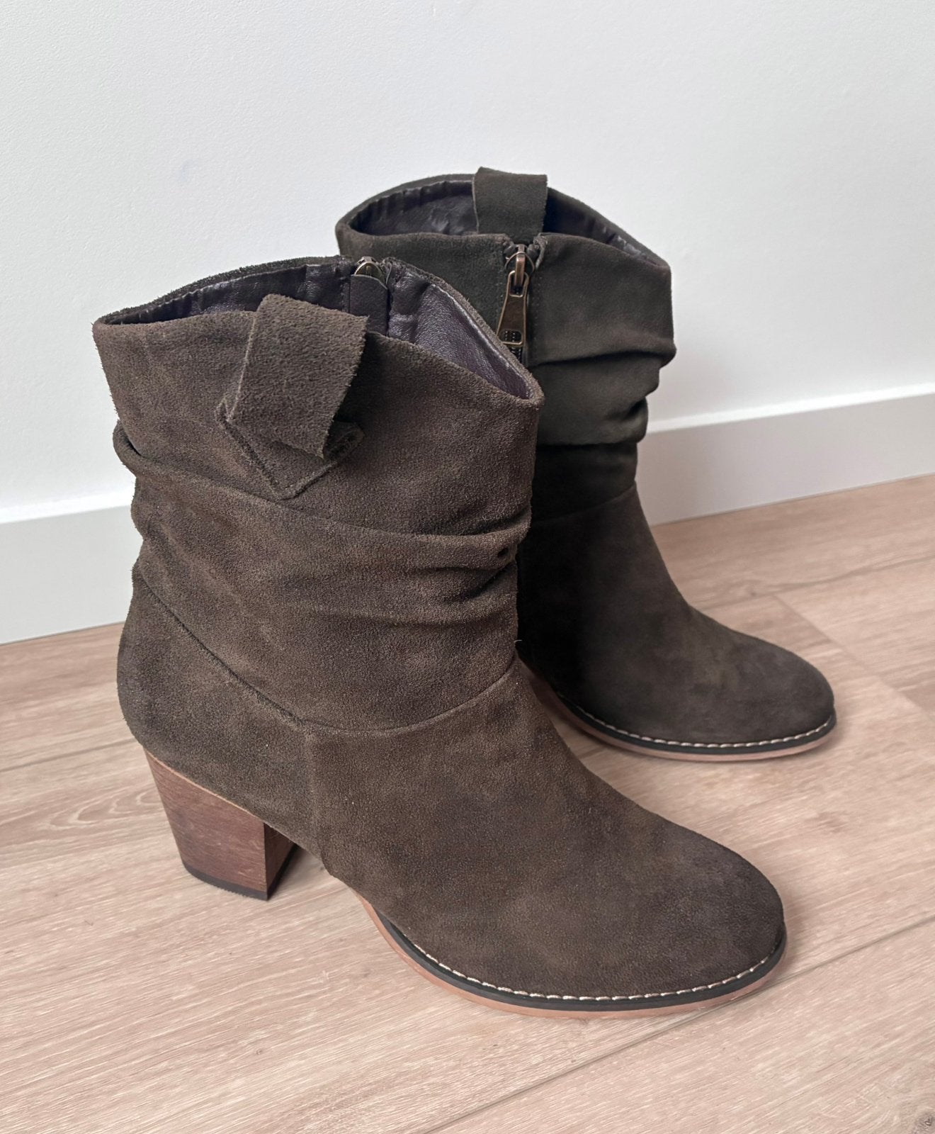 Suede enkellaarsjes, Ophalen of Verzenden, Zo goed als nieuw, Zwart