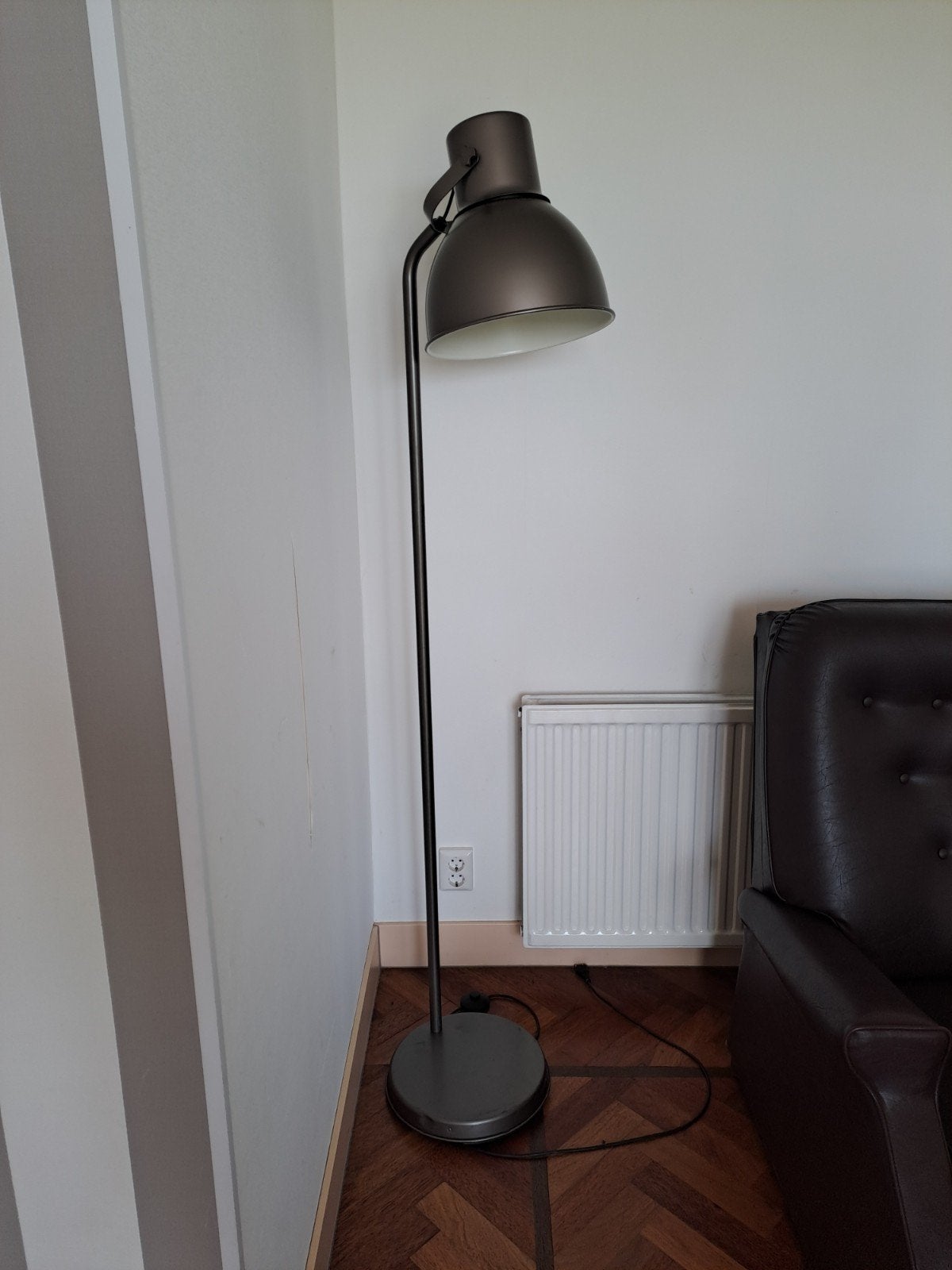 Moderne staande lamp, donkergrijs, 170 cm hoog, Huis en Inrichting, Lampen | Vloerlampen, Ophalen, E27 (groot), Zo goed als nieuw