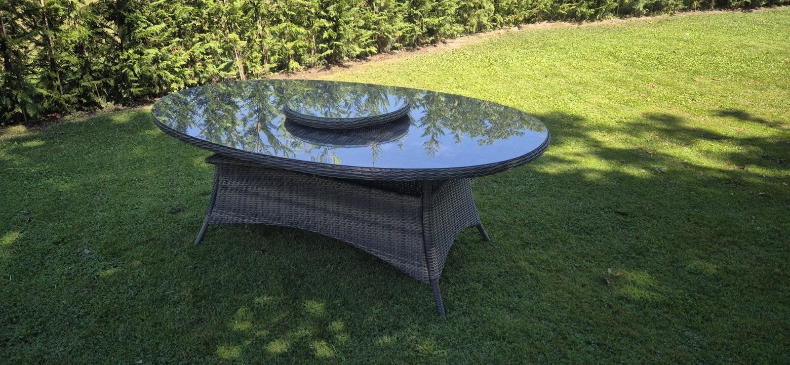 Ovale tuintafel met glazen blad en wicker onderstel, Tuin en Terras, Tuintafels, Ophalen of Verzenden, Gebruikt, Ovaal, Wicker