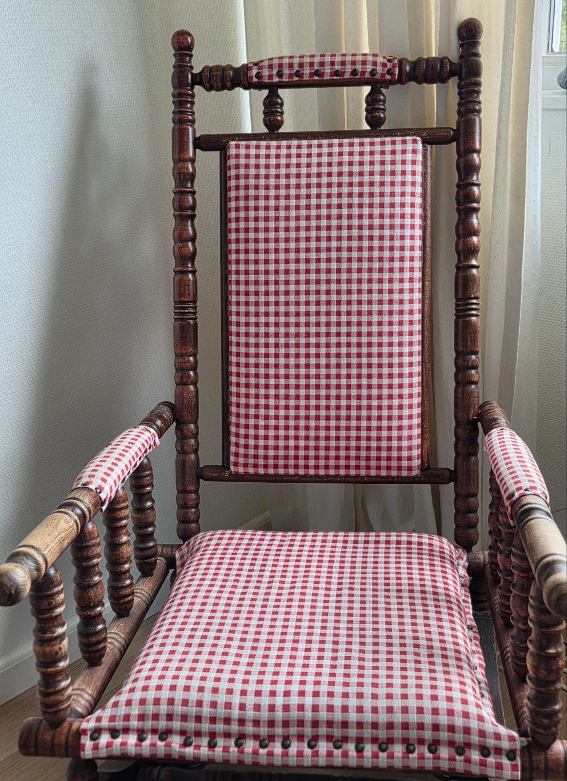Jordaanse schommelstoel met rood-wit geruite bekleding, Ophalen