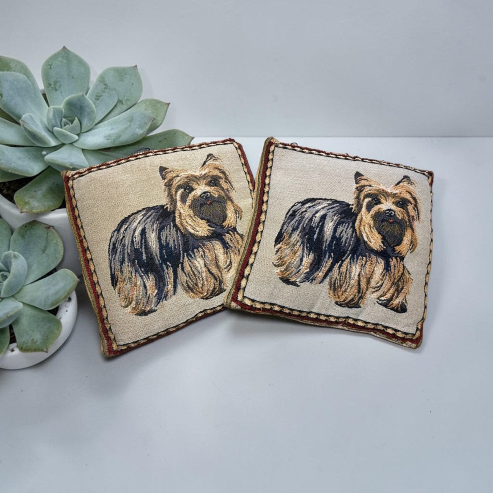 Vintage Kussens Maat 35x35 Centimeter Beige Rood Hond, Overige merken, Gebruikt, Verzenden, Vintage