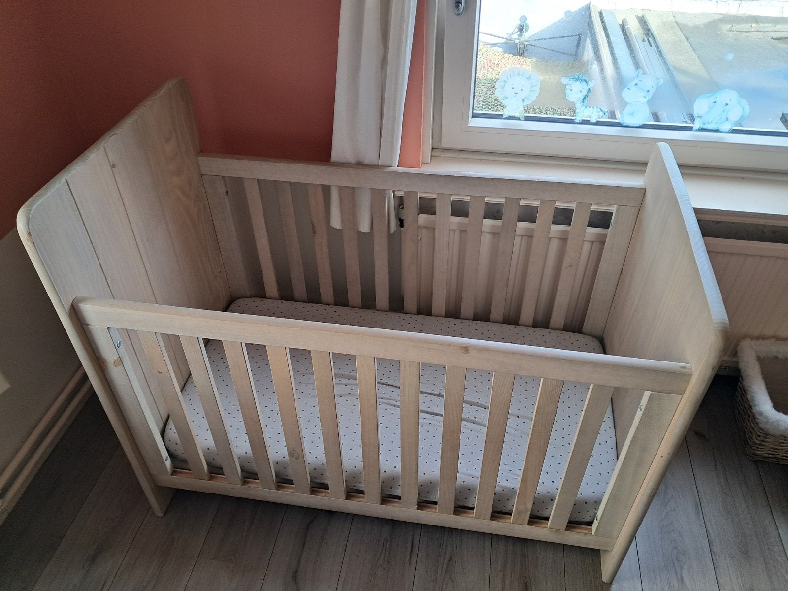 Houten babybedje met matras - Gebruikt, Kinderen en Baby's, Gebruikt, Minder dan 140 cm, Minder dan 70 cm, Ophalen