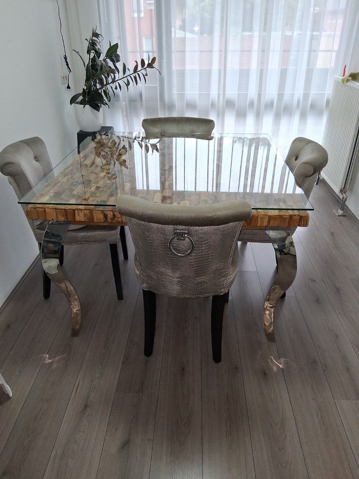 Elegante eettafel met glazen blad en houten mozaïek, Ophalen, Modern, Eclectisch, Zo goed als nieuw, Overige houtsoorten