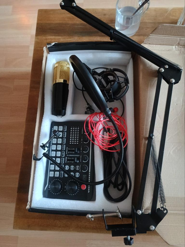 Microfoon set met geluidskaart en standaard voor onderdelen, Ophalen, Zo goed als nieuw, Studiomicrofoon