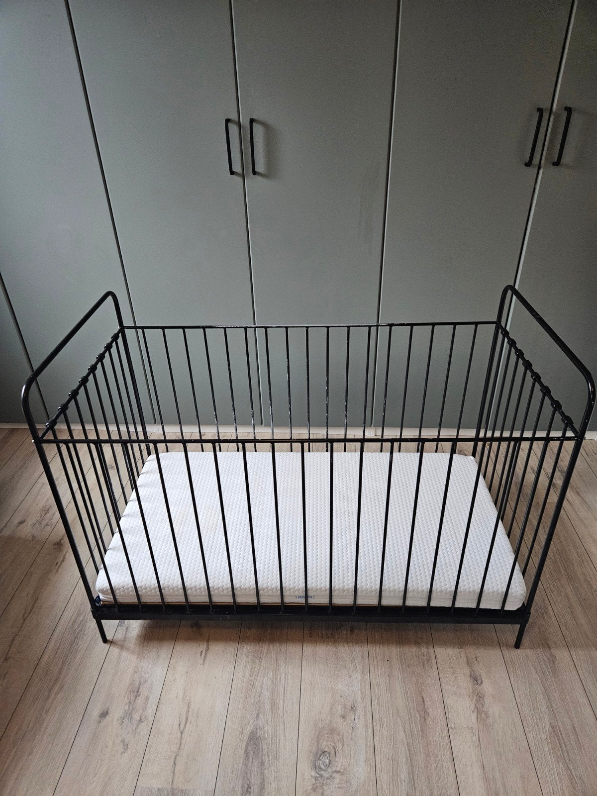 Zwart ijzeren ledikant met lattenbodem en matras, Ophalen, Gebruikt, Ledikant