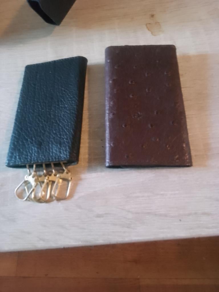 2 sleutel mapjes kleur bruin en zwart ongeveer 8 cm, Ophalen, Bruin