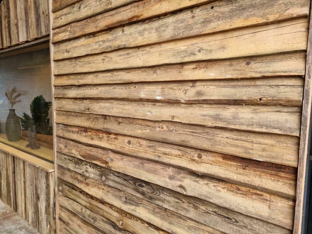 grenen wandbekleding gezaagd uit oude balken., Doe-het-zelf en Verbouw, Hout en Planken, Gebruikt, Minder dan 25 mm, Grenen, Ophalen of Verzenden