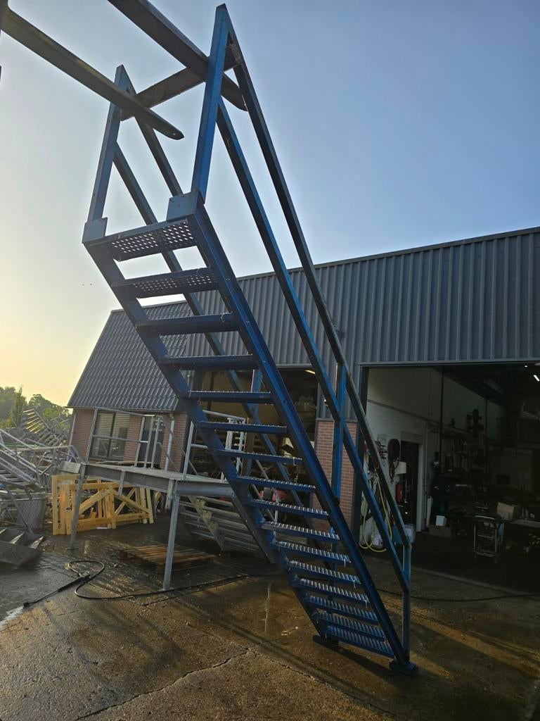 Stalen trapblauw hoog 3.2mtr. Nob110, Ophalen, Zo goed als nieuw