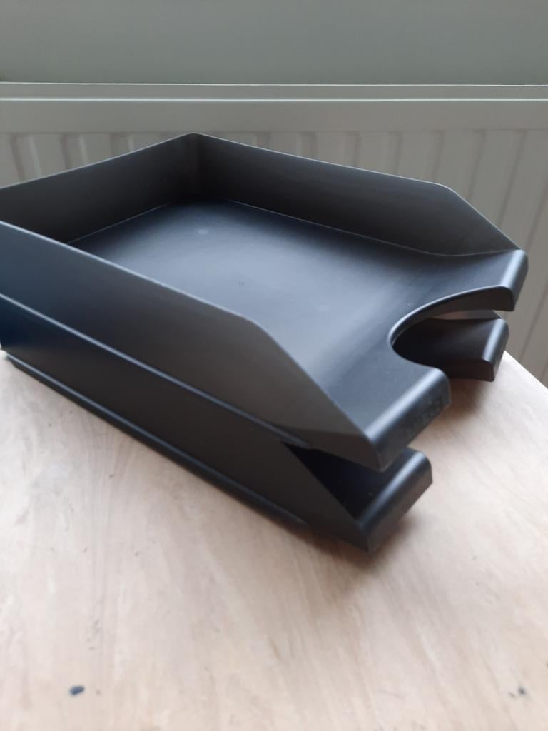 Twee zwarte bureau bakken brievenbakken postbakken, Diversen, Ophalen of Verzenden