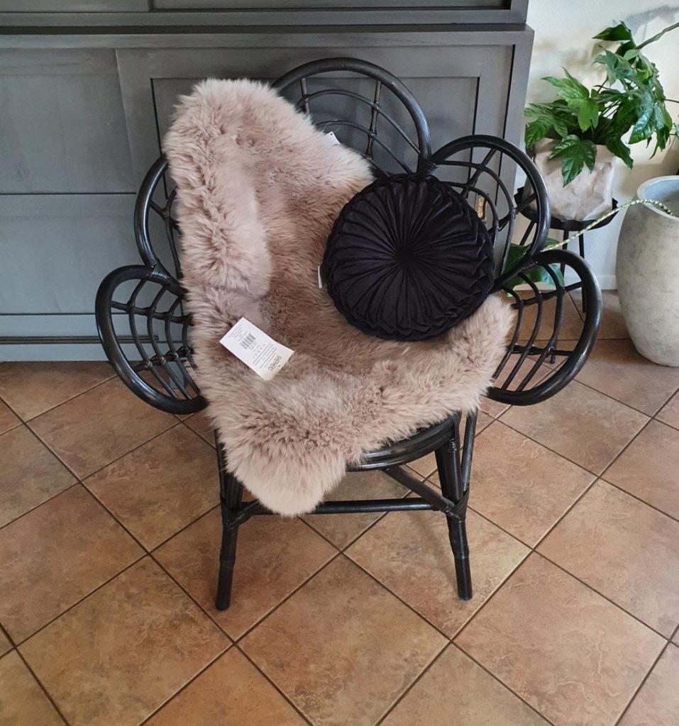 Rotan pauwenstoel zwart incl. schapenvacht, Huis en Inrichting, Ophalen, Zo goed als nieuw, Zwart, Eén