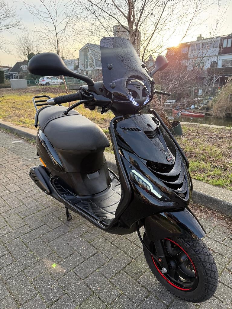 Piaggio Zip brom SP 80CC glans zwart 45km 2022 full option, Fietsen en Brommers, Scooters | Piaggio, Zo goed als nieuw, Zip, Maximaal 45 km/u