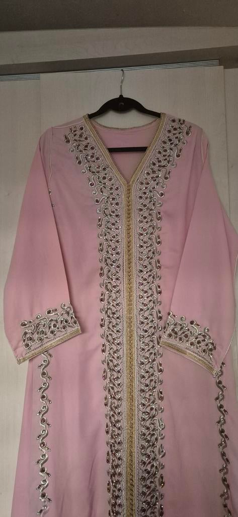 Prachtige roze kaftan met borduursel - Maat M, Maat 38/40 (M), Ophalen of Verzenden, Zo goed als nieuw, Roze