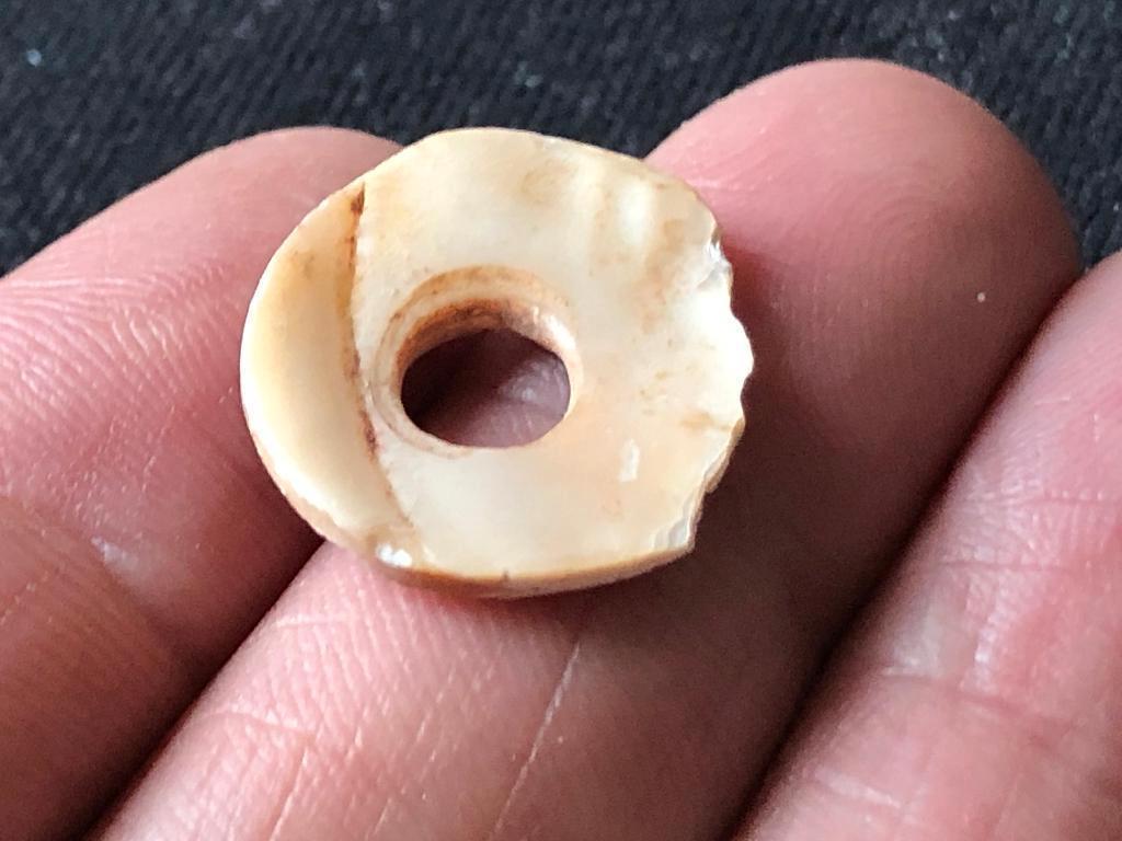 Bodemvondst ROMEINSE kraal van PARELMOER zeldzaam type, Antiek en Kunst, Ophalen of Verzenden