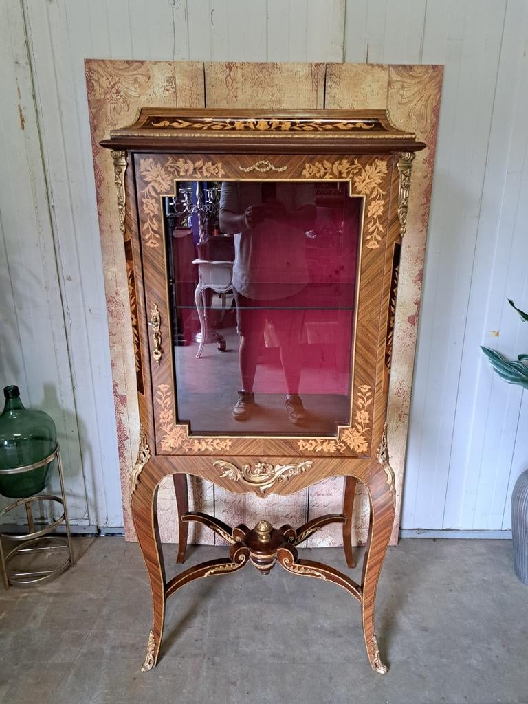 Klassieke rozen fineer 1-deurs vitrine, servieskast., Huis en Inrichting, Kasten | Vitrinekasten, Ophalen, 25 tot 50 cm, 150 tot 200 cm