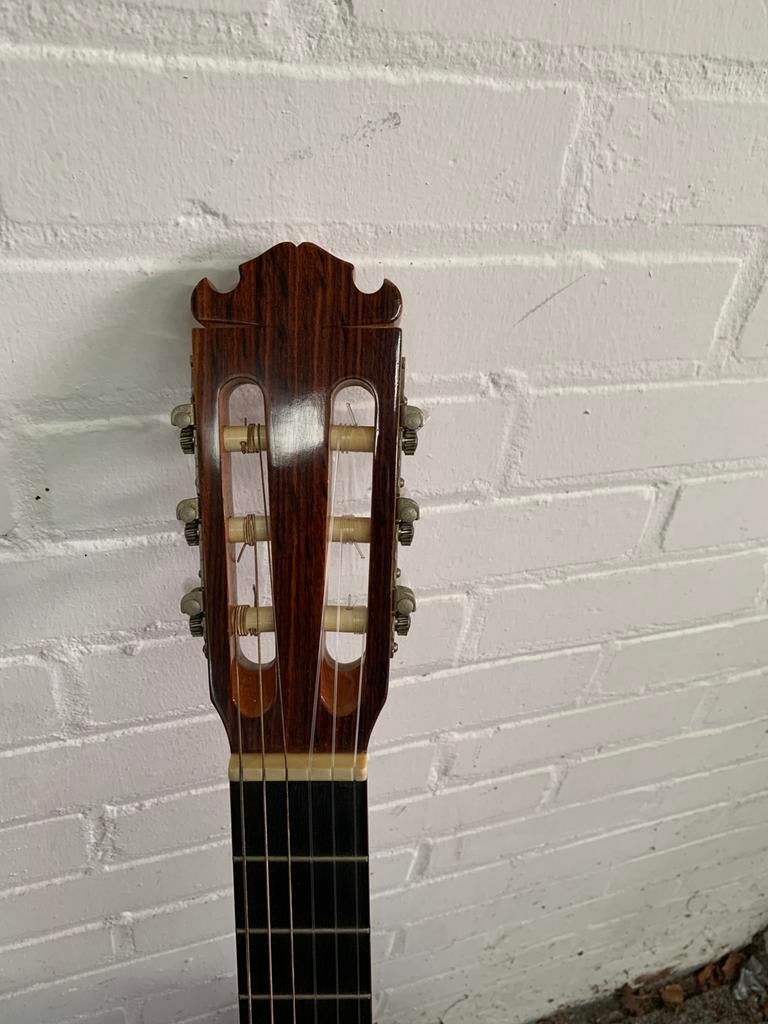 Foto 10 van Gitaar drie Akoestische gitaren Resonata Cinar en Clifton.