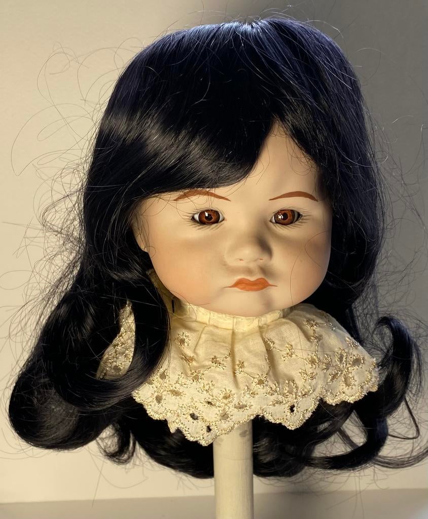 Poppenhoofd met zwarte lange pruik en kraagje (stokje niet), Verzamelen, Poppen, Nieuw, Ophalen of Verzenden, X, Pop