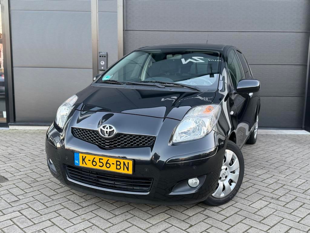 Toyota Yaris 1.3 16V Vvt-i 5DR 2011 Zwart, Auto's, Voorwielaandrijving, 1025 kg, Stof, 40 €/maand