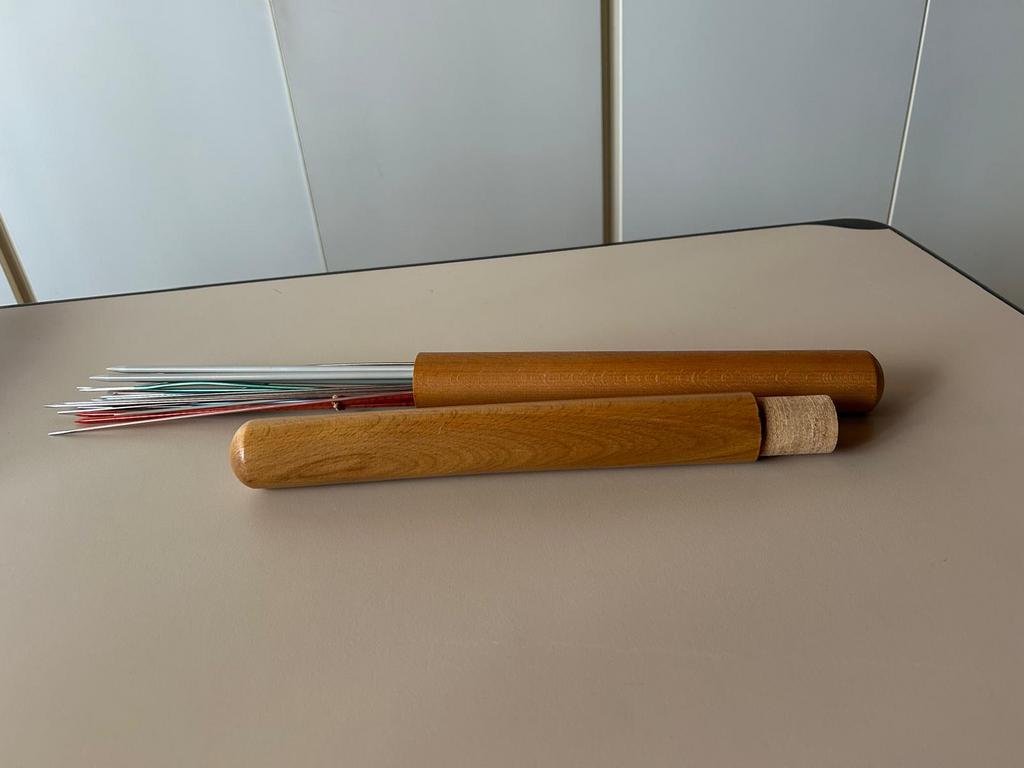 Een houten koker met naalden, Ophalen of Verzenden, Gebruikt