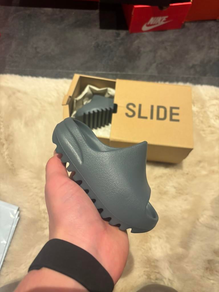 Adidas yeezy slide slate marine ‘maat 26’, J, Jongen of Meisje, Overige typen, Nieuw