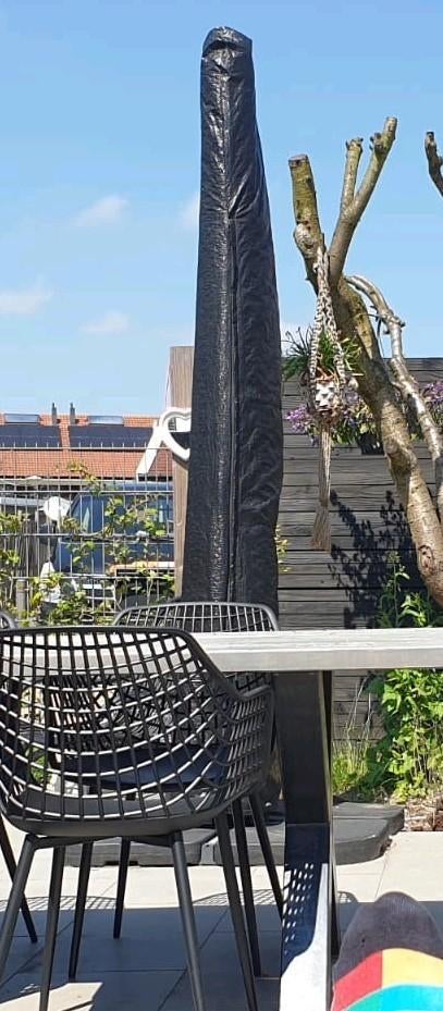 Grote recht hoekige zwarte parasol, Huizen en Kamers