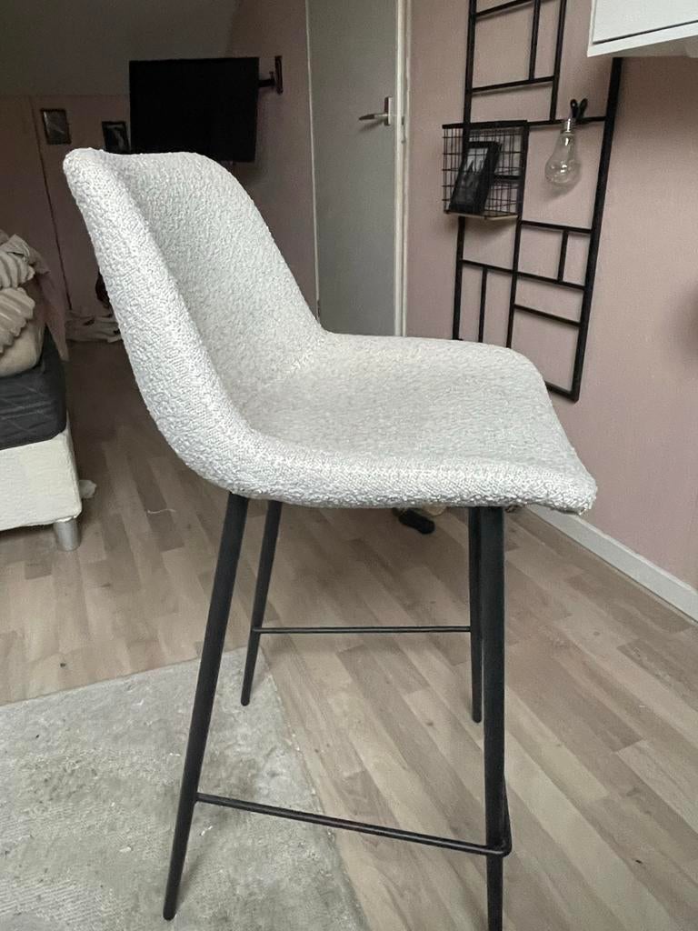 Mooie witte bouclé barkruk / make-up stoel, Ophalen, Gebruikt, 60 tot 90 cm, 1 kruk