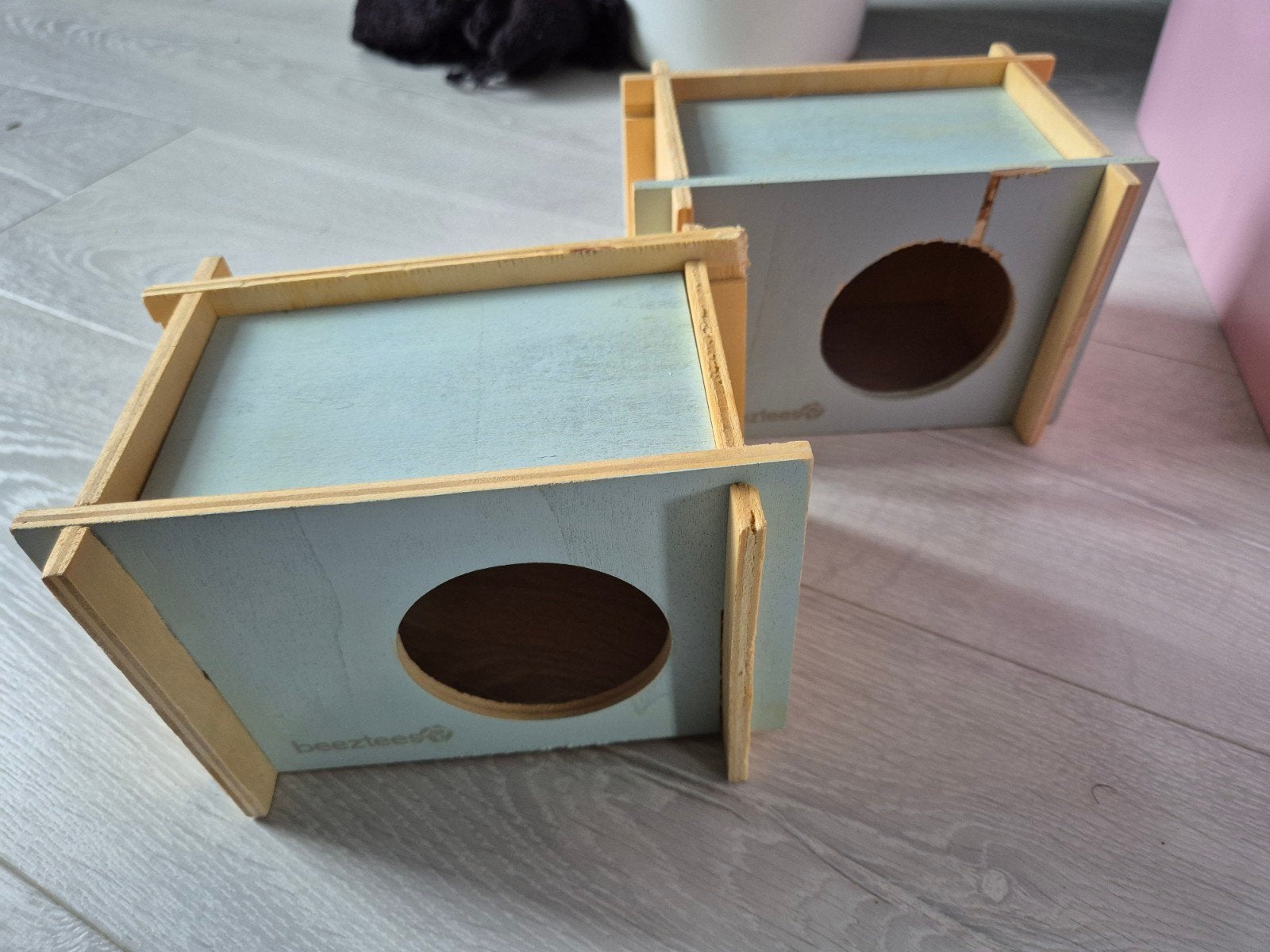 2x Blauw Beeztees huisje hout, Dieren en Toebehoren, Ophalen of Verzenden, Gebruikt, Speelgoed