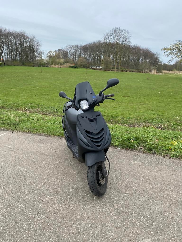 Zip 2017 (AKRA uitlaat) FULL OPTION (ruilen mogelijk), Fietsen en Brommers, Brommeronderdelen | Scooters, Ophalen, Zo goed als nieuw