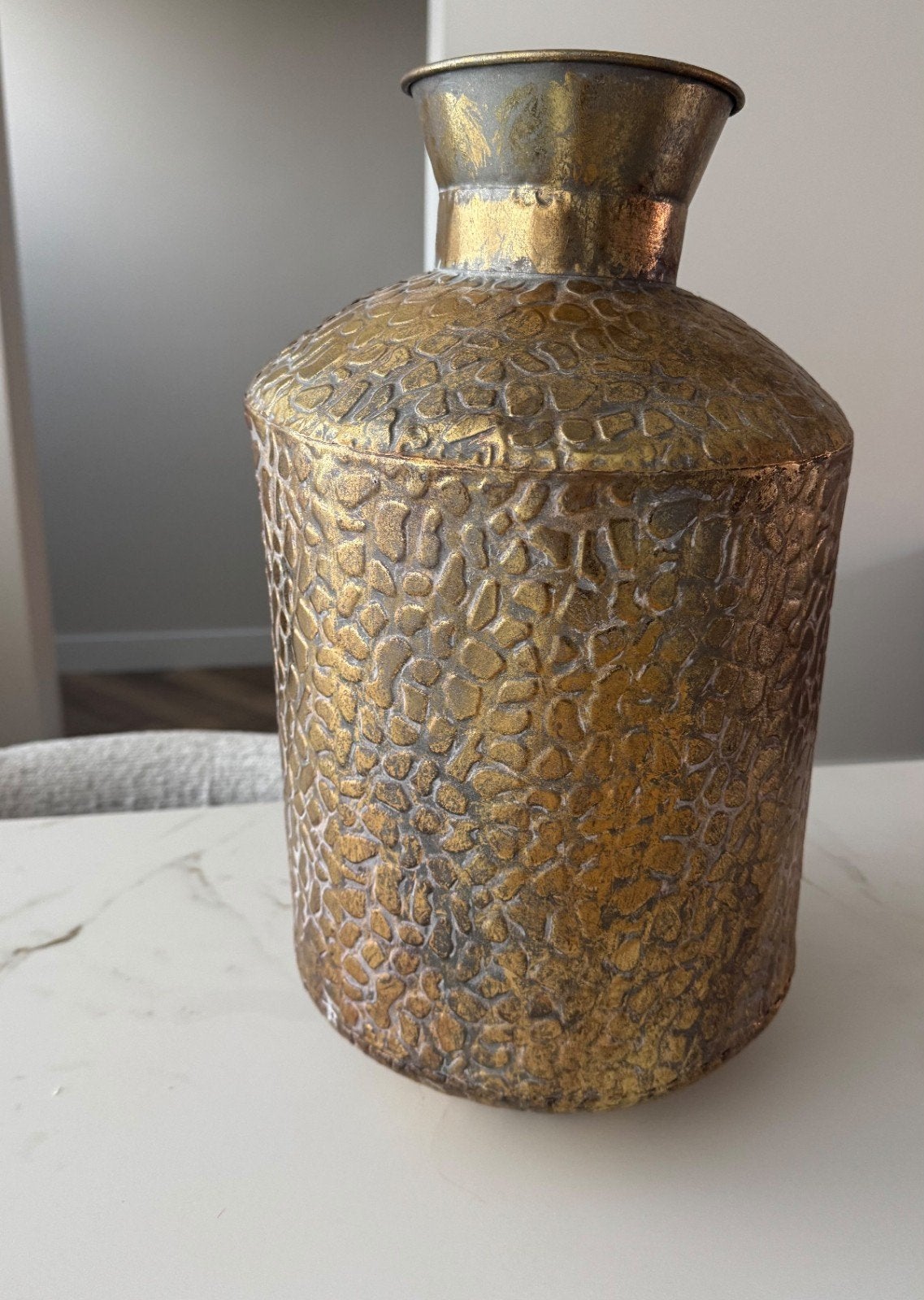 Dijk Natural Collections gouden vaas met panter reliëf, Huis en Inrichting, Ophalen, Gebruikt, Metaal, Geschikt voor droogbloemen