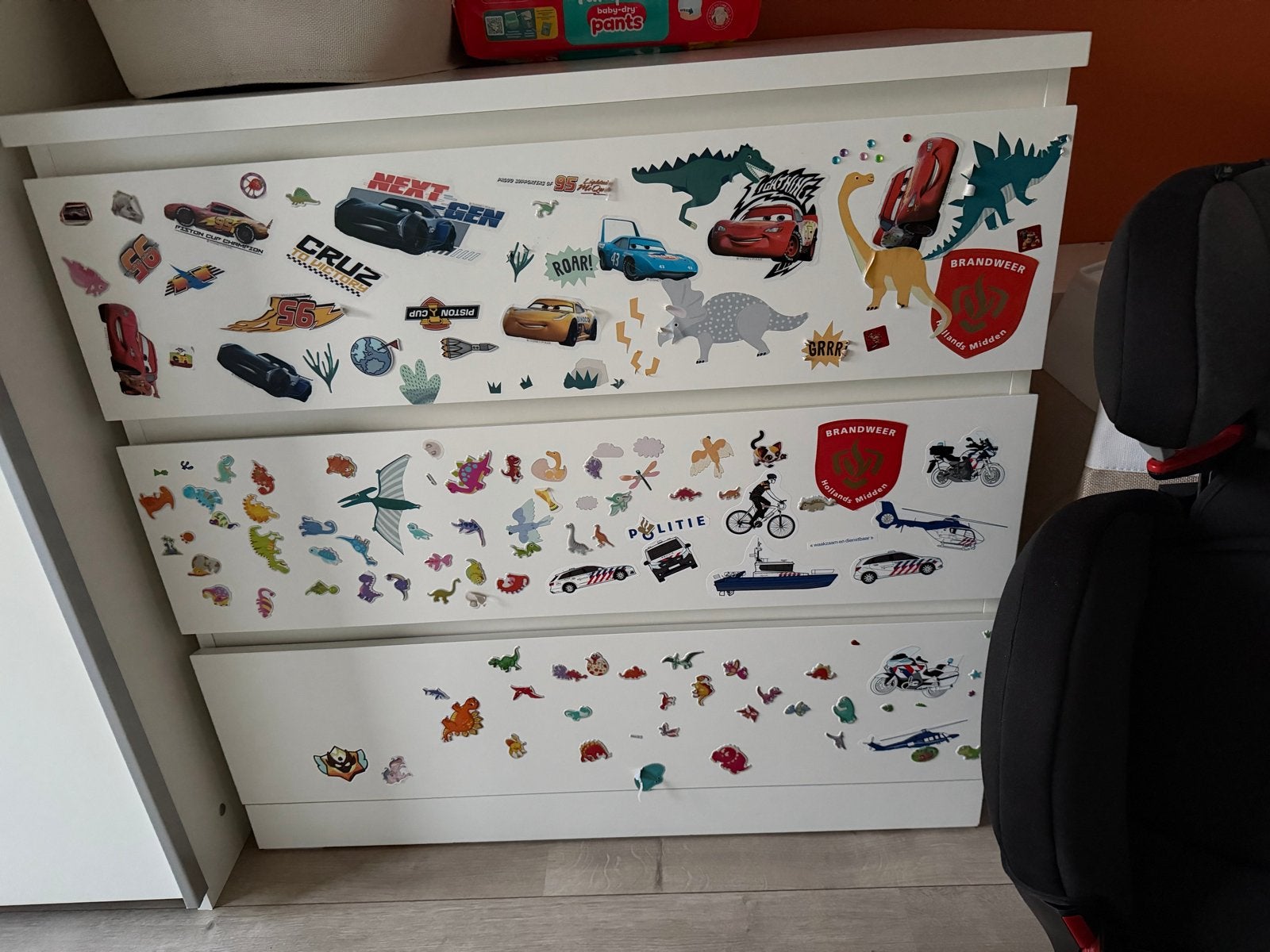 Commode/Kast met leuke stickers, Ophalen, Gebruikt, 50 tot 70 cm, 75 tot 100 cm